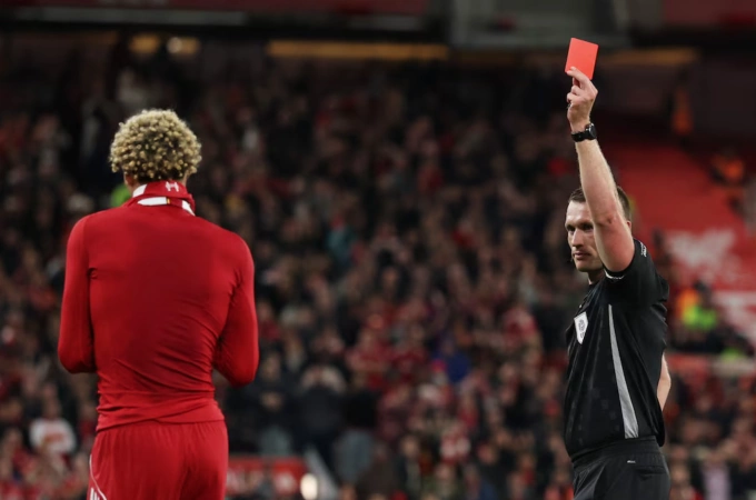 Rồi nhận thẻ đỏ trong trận Liverpool thắng Southampton 2-1 ở vòng ba Cup Liên đoàn trên sân Anfield, Merseyside, Anh ngày 23/9/2025. Ảnh: Reuters
