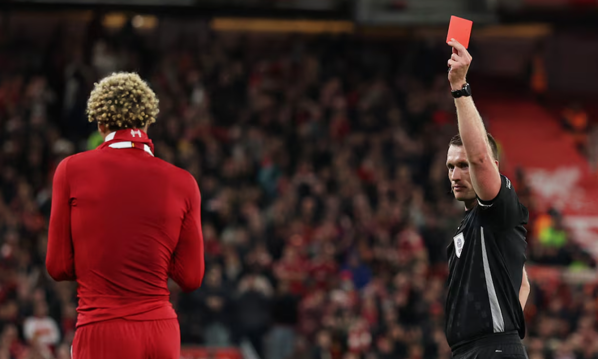 Tiền đạo Liverpool ghi bàn rồi nhận thẻ đỏ vì ăn mừng