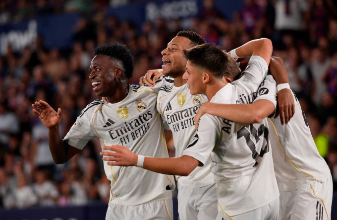 Các cầu thủ Real mừng bàn nâng tỷ số lên 3-1 của Kylian Mbappe. Ảnh: Reuters