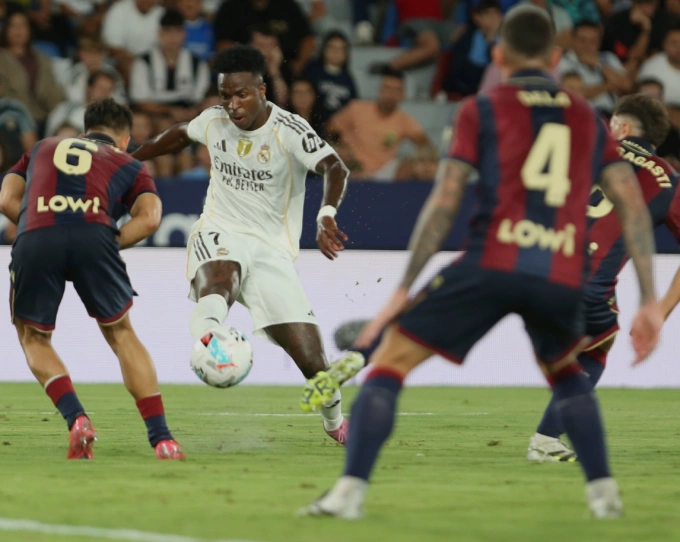 Vinicius dứt điểm má ngoài về góc xa mở tỷ số trong trận Real thắng Levante 4-1 ở vòng sáu La Liga trên sân Ciutat de València, Valencia, Tây Ban Nha ngày 23/9/2025. Ảnh: AP