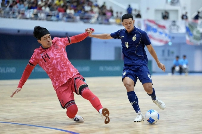 Thái Lan (áo xanh) bị Hàn Quốc cầm hòa 2-2 ở lượt cuối bảng B vòng loại futsal châu Á 2026, tại nhà thi đấu Nonthaburi, Thái Lan ngày 24/9/2025. Ảnh: FAT
