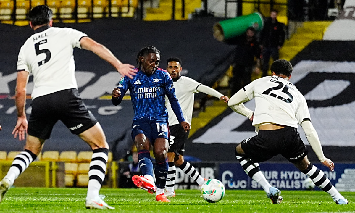 Eze đưa Arsenal đi tiếp ở Cup Liên đoàn