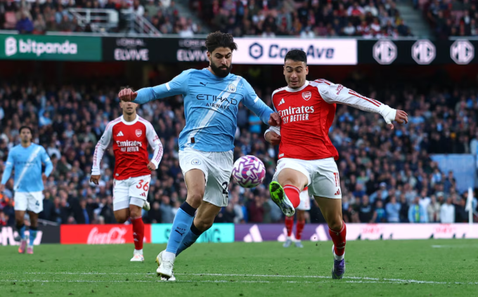 Gabriel Martinelli (phải) ghi bàn gỡ hòa 1-1. Ảnh: Reuters