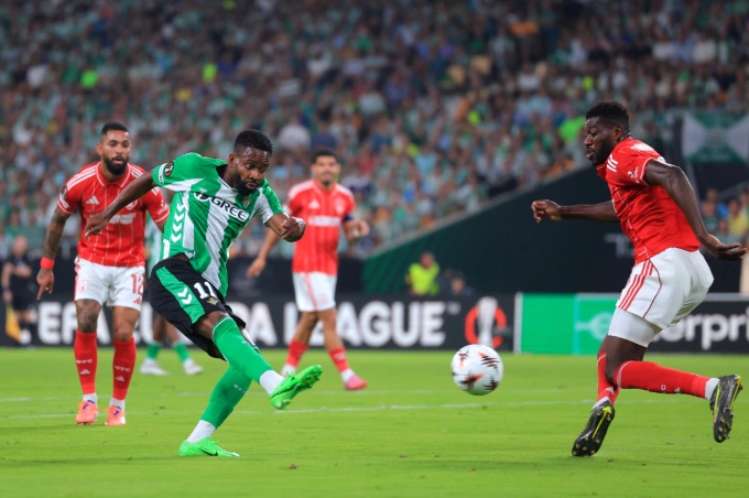 Cedric Bakambu dứt điểm mở tỷ số trong trận Real Betis hòa Nottingham Forest 2-2 ở lượt đầu Europa League trên sân La Cartuja, Sevilla, Tây Ban Nha ngày 24/9/2025. Ảnh: UEFA