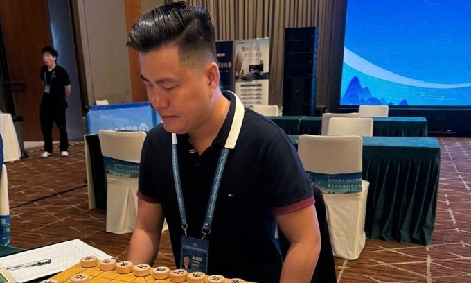 Lại Lý Huynh (trái) trong ván đấu với Chong Heung Ming tại vòng 7 giải cờ tướng thế giới 2025 ở Thượng Hải, Trung Quốc ngày 25/9/2025. Ảnh: TLKĐ