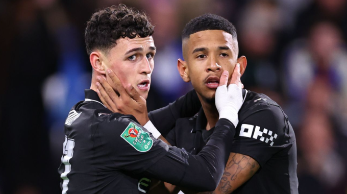 Phil Foden (trái) và Savinho cùng ghi bàn trong trận Man City thắng Huddersfield 2-0 ở vòng ba Cup Liên đoàn trên sân Accu, Huddersfield, West Yorkshire, Anh ngày 24/9/2025. Ảnh: ESPN