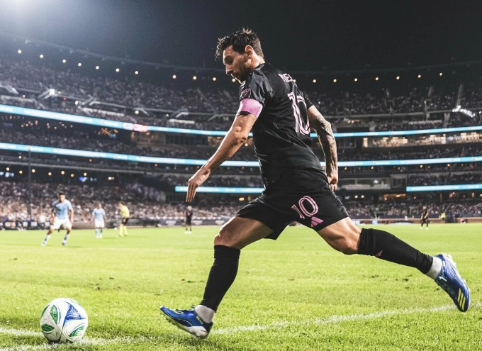 Messi đá phạt góc trong trận Inter Miami gặp New York City trên sân Citi Field, quận Queens, thành phố New York, Mỹ tối 24/9/2025. Ảnh: IMCF