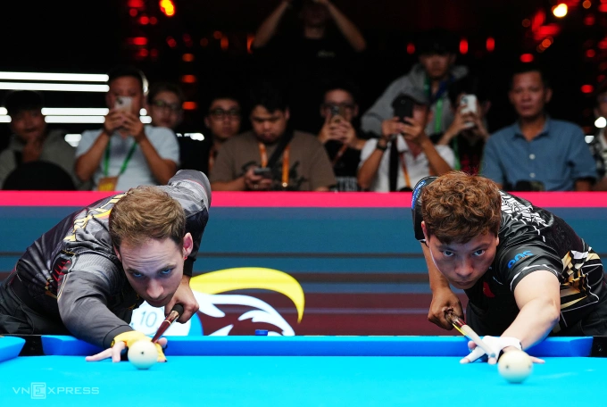 Cơ thủ Dương Quốc Hoàng (phải) trong trận đấu với Joshua Filler ở vòng 32 Predator WPA Men’s 10-Ball World Championship 2025, tối 25/9. Ảnh: Đức Đồng