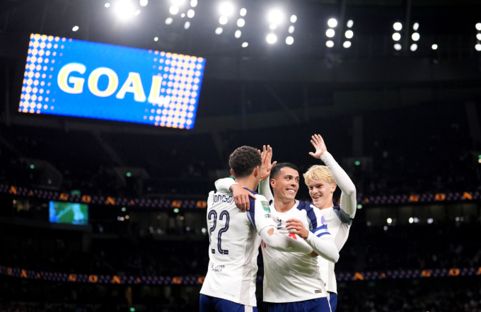 Tottenham mừng bàn ấn định tỷ số của Brennan Johnson trong trận thắng Doncaster Rovers 3-0 ở vòng ba Cup Liên đoàn. Ảnh: PA