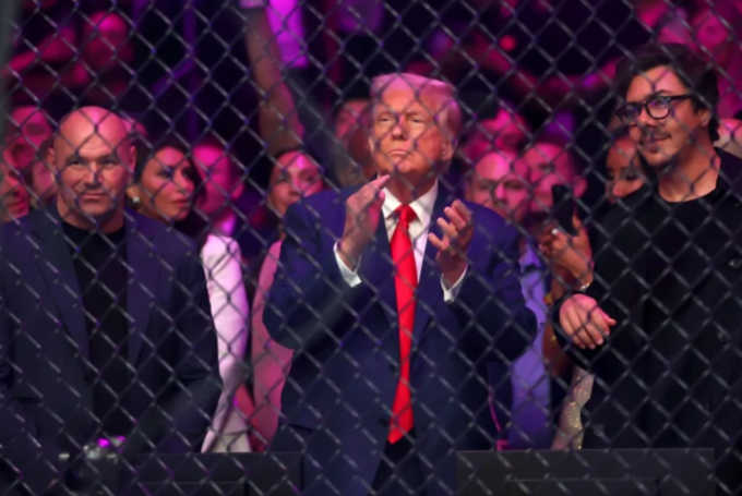 Tổng thống Mỹ Donald Trump (giữa) và Dana White (trái) trước trận đấu tại UFC 316 ngày 7/6. Ảnh: Reuters
