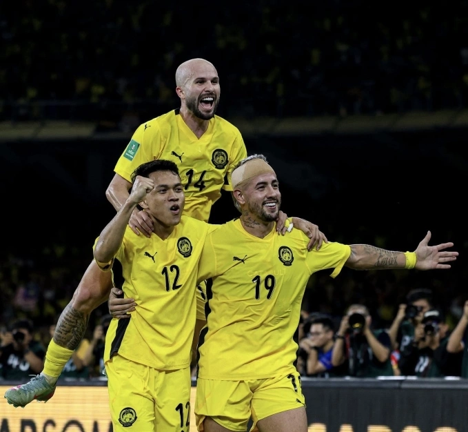 Joao Figueireido (số 14) và Rodrigo Holgado (số 19) trong trận Malaysia thắng Việt Nam 4-0 ở lượt hai bảng F vòng loại cuối Asian Cup 2027, trên sân Bukit Jalil, Malaysia ngày 10/6/2025. Ảnh: Malaysia NT