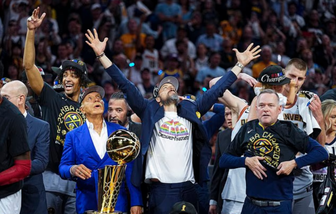 Stan (thứ hai từ trái sang) và Josh Kroenke (giữa) ăn mừng chức vô địch NBA đầu tiên của Denver Nuggets. Ảnh: AP
