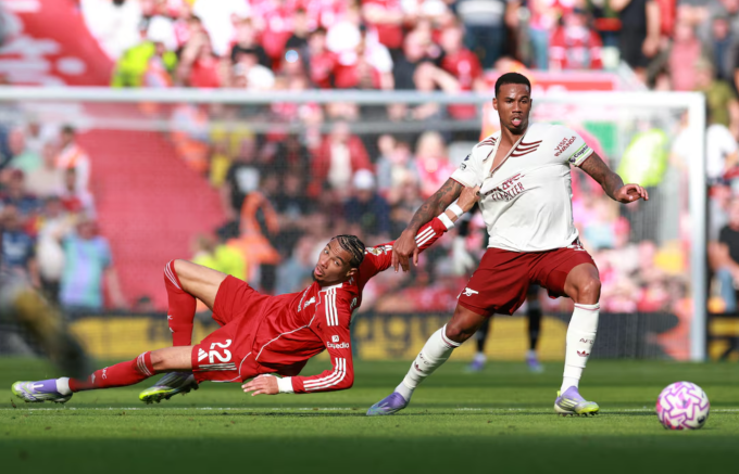 Trung vệ Gabriel Magalhaes (phải) tranh chấp với Hugo Ekitike trong trận Arsenal thua Liverpool 0-1 ở vòng ba Ngoại hạng Anh trên sân Anfield, Liverpool, Merseyside, Anh ngày 31/8/2025. Ảnh: Reuters