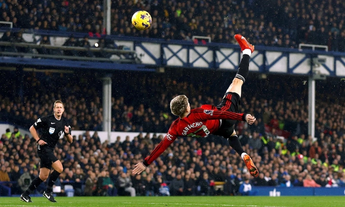 Garnacho móc bóng ghi bàn mở tỷ số trận Man Utd hạ Everton 3-0 trên sân Goodison Park, thành phố Liverpool, ở vòng 13 Ngoại hạng Anh ngày 26/11/2023. Ảnh: Reuters