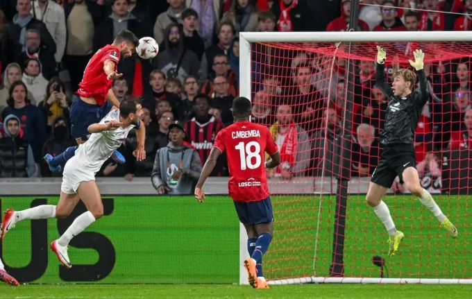 Olivier Giroud bật cao đánh đầu ấn định chiến thắng, trong trận Lille gặp Brann Bergen ở lượt đầu Europa League ngày 25/9/2025. Ảnh: Tribuna