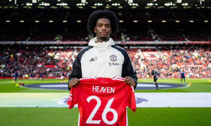 Trung vệ Ayden Heaven ra mắt Man Utd trên sân Old Trafford, ngày 2/2/2025. Ảnh: ManUtd
