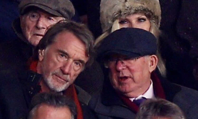 Tỷ phú Jim Ratcliffe (trái) và HLV Alex Ferguson xem trận Man Utd gặp Tottenham trên sân Old Trafford, thành phố Manchester, Vương quốc Anh, ngày 14/1/2024. Ảnh: Reuters