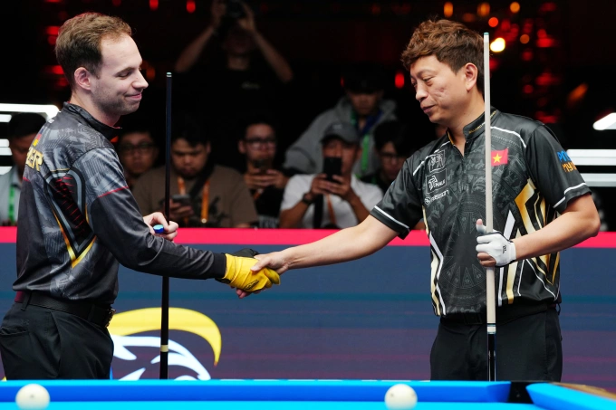 Cơ thủ Dương Quốc Hoàng (phải) gặp Filler ở vòng 32 Predator WPA Men’s 10-Ball World Championship 2025, tối 25/9 trong tình trạng thể lực không tốt. Ảnh:Đức Đồng