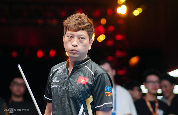 Cơ thủ Dương Quốc Hoàng mắc nhiều lỗi và để thua penalty Aloysius Yapp 2-3 ở vòng 32 Predator WPA Men’s 10-Ball World Championship 2025, chiều 26/9. Ảnh: Đức Đồng