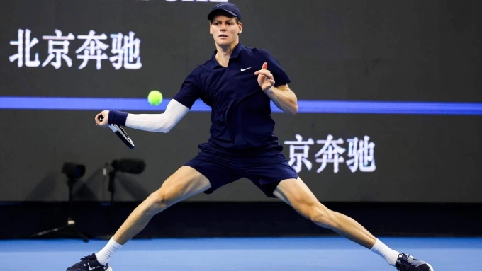 Sinner đánh thuận tay trong trận gặp Cilic, trên sân trung tâm ở tổ hợp National Tennis Center, Bắc Kinh, Trung Quốc hôm 25/9. Ảnh: Reuters