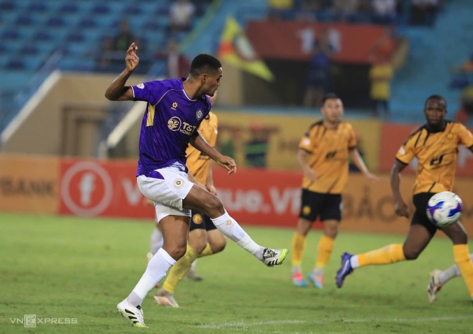 Tiền đạo Hà Nội FC Daniel Passira (áo tím) đệm cận thành ghi bàn gỡ hòa 1-1 ở phút 48, trong trận thắng Thanh Hóa 2-1 ở vòng 5 V-League 2025-2026, trên sân Hàng Đẫy, Hà Nội ngày 26/9/2025. Ảnh: Hoàng Huynh