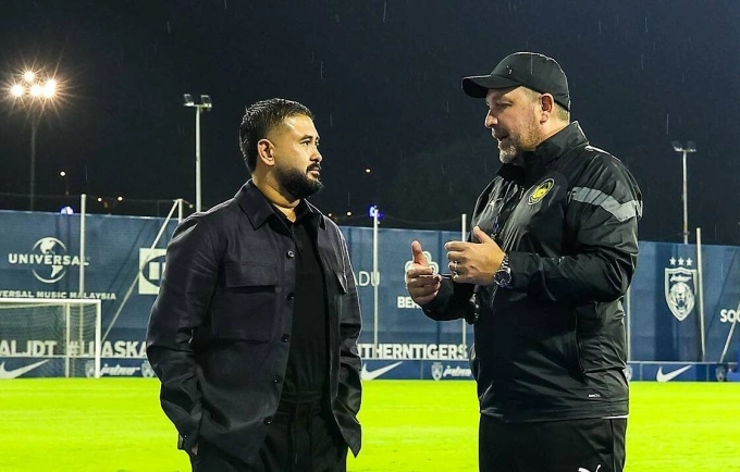 Nhiếp chính vương Johor Tunku Ismail (trái) trao đổi với HLV Peter Cklamovski trước buổi tập của đội tuyển Malaysia ở Johor vào ngày 20/3/2025. Ảnh: FAM