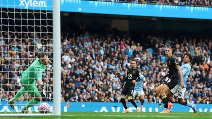 Esteve (áo đen, bên phải) phản lưới hai lần trong trận Man City 5-1 Burnley ở vòng sáu Ngoại hạng Anh tối 27/9. Ảnh: Reuters