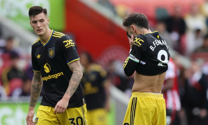 Bruno Fernandes (phải) sau khi sút hỏng phạt đền. Ảnh: Reuters