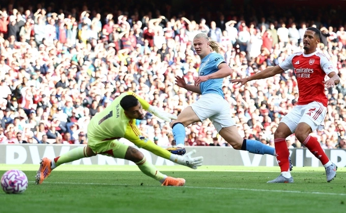 Haaland trong pha làm bàn mở tỷ số trận Man City hòa Arsenal 1-1 trên sân Emirates, London ở vòng 5 Ngoại hạng Anh ngày 22/9. Ảnh: Reuters