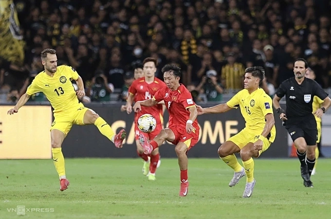 Tiền vệ Hector Hevel (số 13) thi đấu trong trận Malaysia thắng Việt Nam 4-0 ở lượt hai bảng F vòng loại cuối Asian Cup 2027, trên sân Bukit Jalil, Malaysia ngày 10/6/2025. Ảnh: Hai Tư
