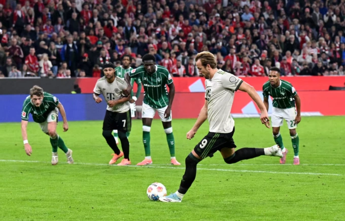 Harry Kane ghi bàn phạt đền trong trận Bayern thắng Werder Bremen 4-0 ở vòng năm Bundesliga trên sân Allianz, Munich, Đức ngày 26/9/2025. Ảnh: Reuters