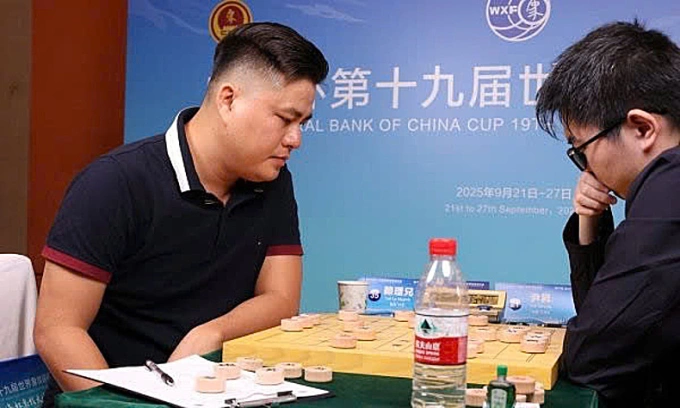 Lại Lý Huynh (trái) trong trận chung kết với Doãn Thăng tại nội dung cờ tiêu chuẩn nam chiều 27/9/2025, tại giải cờ tướng thế giới ở Thượng Hải, Trung Quốc. Ảnh: WXF