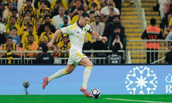 Ronaldo đi bóng trong trận Al Nassr gặp Al Ittihad trên sân King Abdullah Sport City, thành phố Jeddah, Arab Saudi, vòng 4 Pro League tối 26/9/2025. Ảnh: ANFC