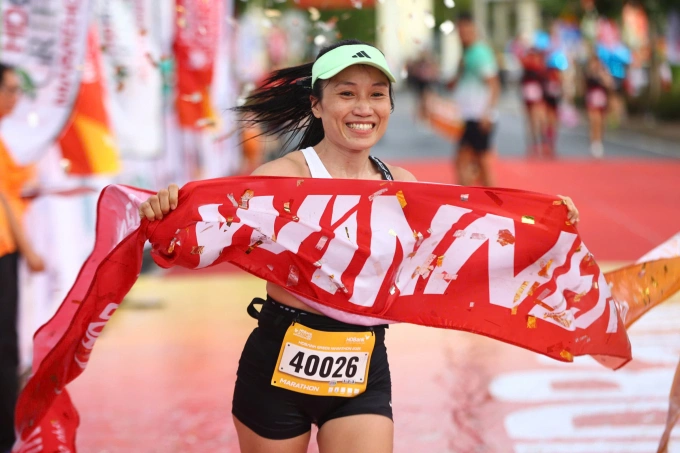 Lê Thị Hà vô địch 42km nữ. Ảnh: Quỳnh Trần