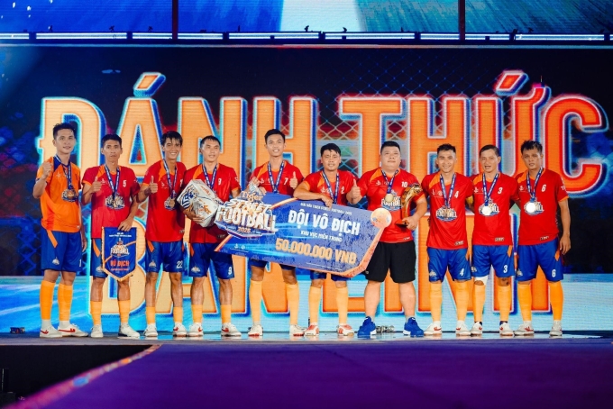 Nhà vô địch khu vực miền Trung nhận phần thưởng tại sân khấu Tiger Premier Night Nha Trang ngày 21/9. Ảnh: Tiger Beer