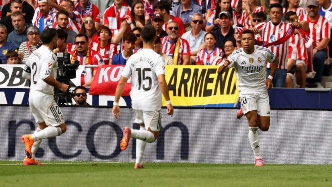 Carvajal (trái) và Guler (giữa) chia vui cùng Mbappe, trên sân Metropolitano, Madrid, Tây Ban Nha hôm 27/9. Ảnh: Reuters