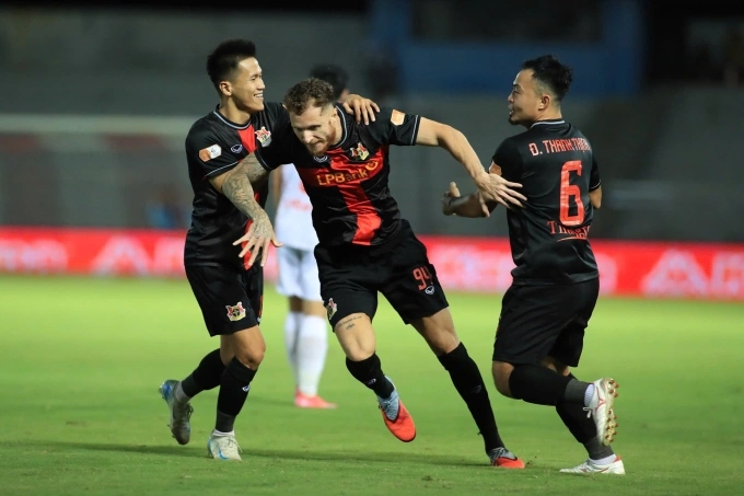 Geovane Magno (giữa) ghi bàn ở phút 50 cho Ninh Bình. Ảnh: Ninh Bình FC