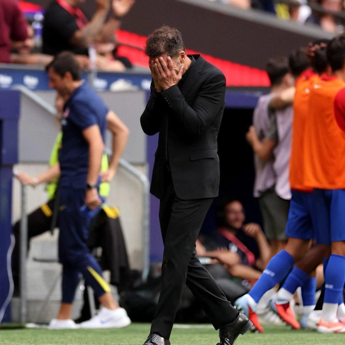 Simeone ôm mặt xúc động trong trận Atletico thắng Real 5-2 ở vòng 7 La Liga ngày 27/9. Ảnh: Reuters