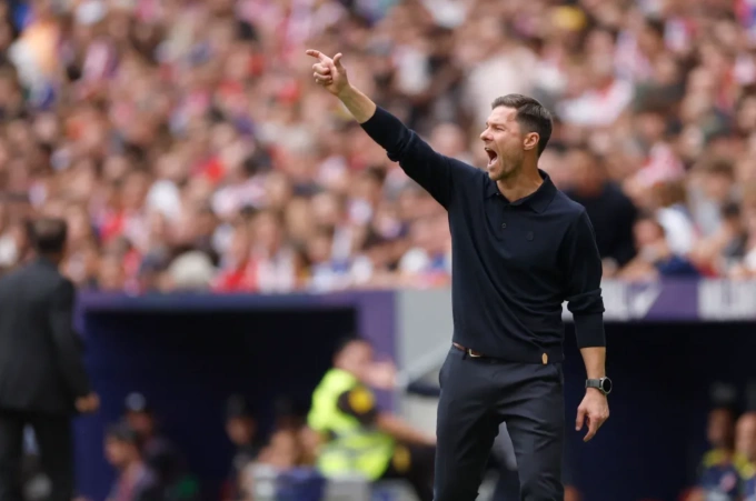 HLV Xabi Alonso chỉ đạo trong trận Real thua Atletico 2-5 ở vòng 7 La Liga trên sân Metropolitano, Madrid, Tây Ban Nha ngày 27/9/2025. Ảnh: AFP