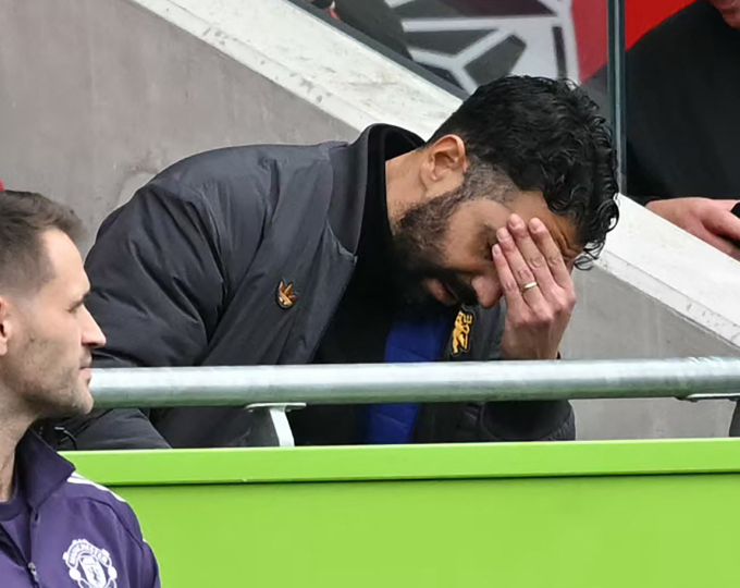 HLV Ruben Amorim ôm đầu thất vọng trong trận Man Utd thua Brentford 1-3 trên sân Gtech Community, thành phố London, Vương quốc Anh, vòng 6 Ngoại hạng Anh ngày 27/9/2025. Ảnh: AFP