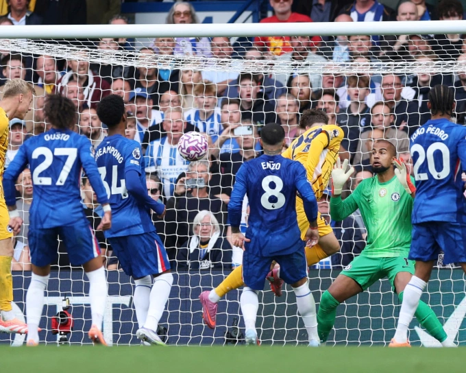 Tình huống Maxim De Cuyper đánh đầu nâng tỷ số lên 2-1 cho Brighton. Ảnh: Reuters
