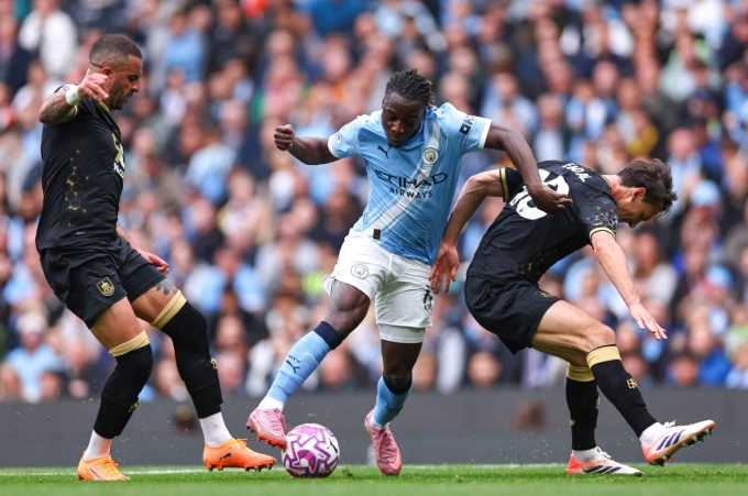 Jeremy Doku (giữa) đi bóng trong trận thắng Burnley. Ảnh: AMA