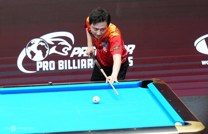 Cơ thủ Ko Ping Chung trong trận chung kết WPA Men’s 10-Ball World Championship 2025 với Alex Kazakis (Hy Lạp), chiều 28/9. Ảnh: Đức Đồng