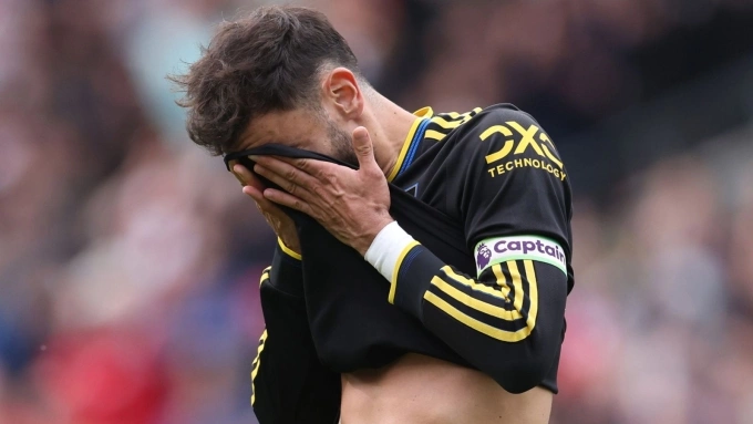 Fernandes thất vọng sau khi sút hỏng phạt đền trong trận Brentford thắng Man Utd 3-1 ở vòng sáu Ngoại hạng Anh tối 27/9. Ảnh: AFP