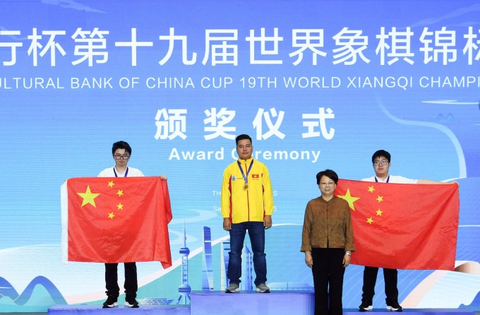 Từ trái sang: Doãn Thăng, Lại Lý Huynh và Mạnh Phồn Duệ, trên bục nhận huy chương cờ tiêu chuẩn cá nhân nam, giải cờ tướng vô địch thế giới lần thứ 19 ở Thượng Hải, Trung Quốc ngày 27/9/2025. Ảnh: CXA