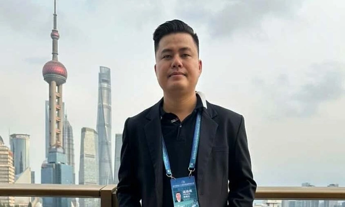 Lại Lý Huynh trong phần phỏng vấn với truyền thông Trung Quốc sau trận chung kết cờ tướng thế giới ngày 27/9/2025, ở Bến Thượng Hải. Phía xa là Tháp truyền hình Minh Châu Phương Đông, biểu tượng thành phố Thượng Hải. Ảnh: Trần Ngọc Long