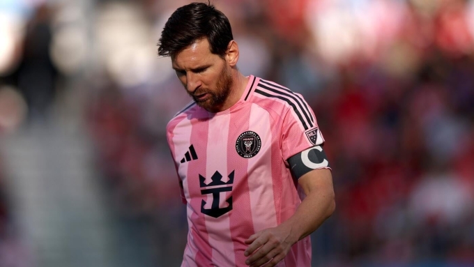 Messi không hài lòng với bản thân, trong trận đấu trên sân BMO Field, Toronto, Canada hôm 28/9. Ảnh: Reuters