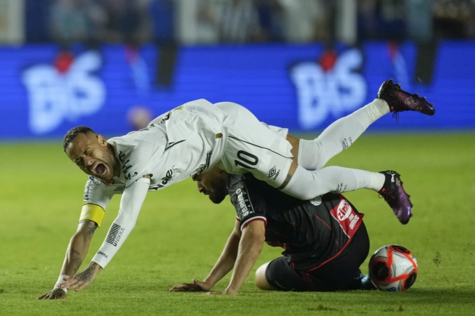Neymar bị Alisson Cassiano phạm lỗi trong trận ra mắt Santos gặp Botafogo thuộc giải bóng đá Sao Paulo, ở Santos, Brazil ngày 5/2/2025. Ảnh: AP