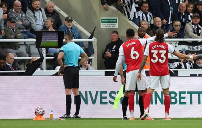 Trọng tài Jarred Gillett xem lại tình huống ông đã thổi phạt đền cho Arsenal trước Newcastle, sau đó hủy quyết định, tại vòng 6 Ngoại hạng Anh trên sân St James Park, thành phố Newcastle upon Tyne, Vương quốc Anh ngày 27/9/2025. Ảnh: Reuters