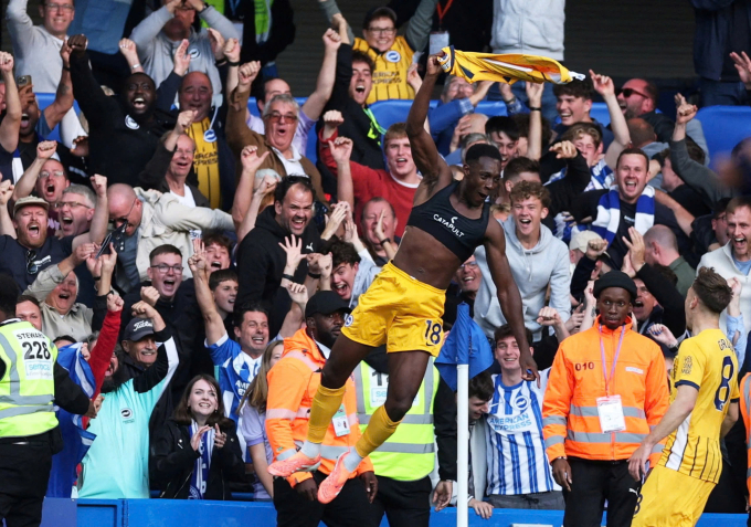 Danny Welbeck cởi áo mừng bàn thắng ấn định tỷ số 3-1 cho Brighton trước Chelsea, trên sân Stamford Bridge, thành phố London, Vương quốc Anh, vòng 6 Ngoại hạng Anh ngày 27/9/2025. Ảnh: Reuters